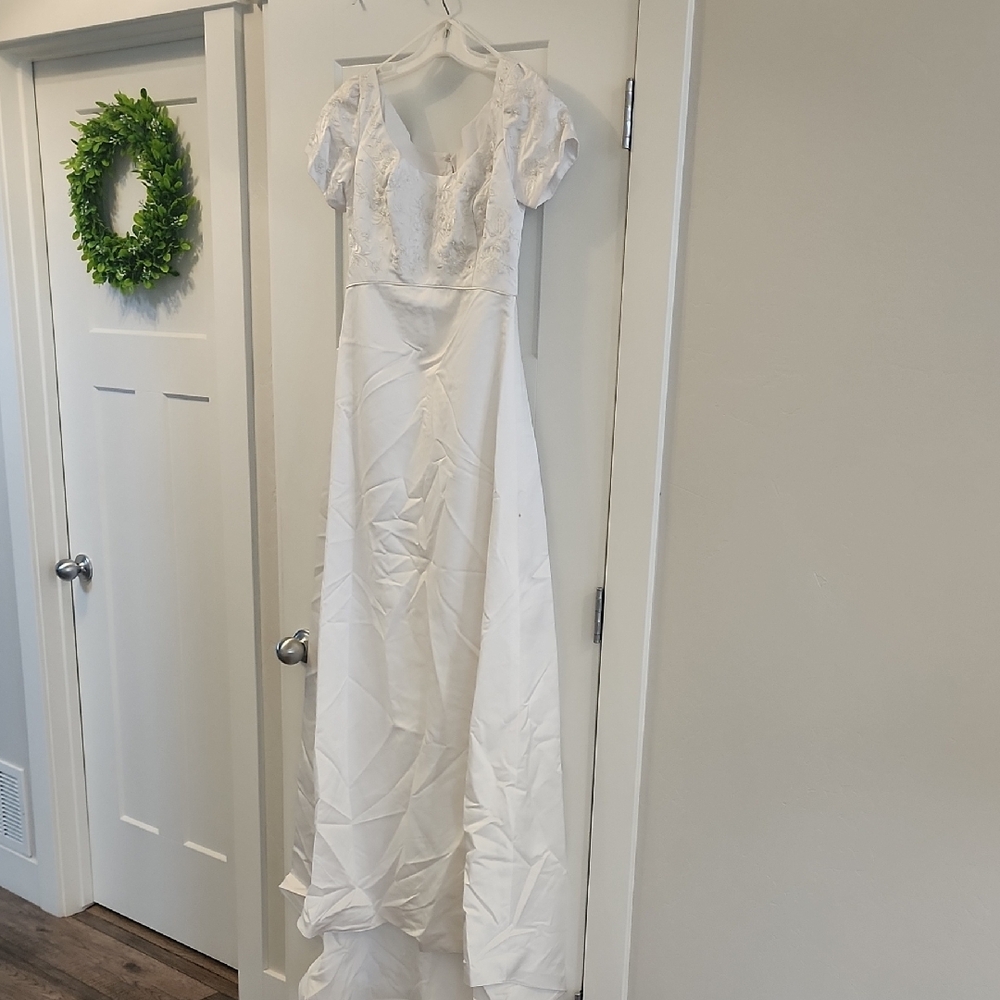 Elegant White Lace Wedding Dress